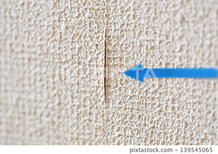 The arrows indicate gaps, seams, and peeling in the vinyl wallpaper. The arrows indicate gaps, seams, and peeling in the vinyl wallpaper. 139545065