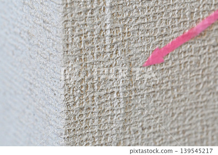 The arrows indicate gaps, lifting, and peeling in the vinyl wallpaper. The arrows indicate gaps, lifting, and peeling in the vinyl wallpaper. 139545217