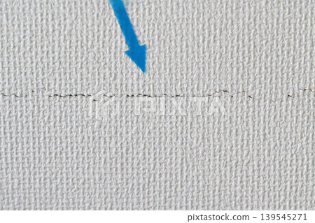 The arrows indicate cracks in the vinyl wallpaper on the ceiling. The arrows indicate cracks in the vinyl wallpaper on the ceiling. 139545271