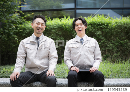 員工休息時交談的場景:職場溝通,人際關係 員工休息時交談的場景:職場溝通,人際關係 139545289