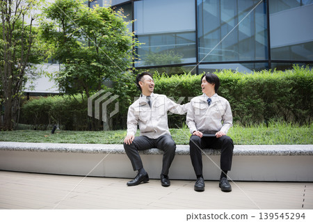 休息時間，工人們正在交談；工作場所溝通，人際關係（廣角鏡頭） 139545294