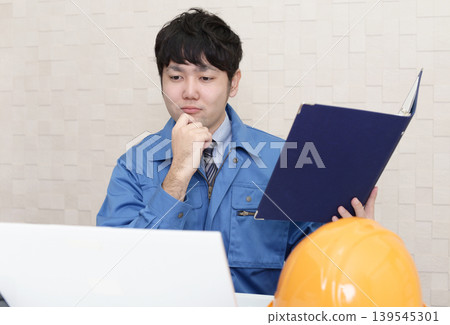 Workers who do desk work Workers who do desk work 139545301