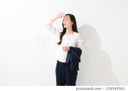 Woman with dazzling sunlight Woman with dazzling sunlight 139545361