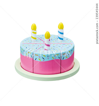 木製玩俱生日蛋糕（附3根蠟燭，白色背景） 139545444