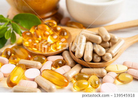 Fish oil vitamin with EPA and DHA,Alternative medicine herbal organic capsule with vitamin E omega 3. Fish oil vitamin with EPA and DHA,Alternative medicine herbal organic capsule with vitamin E omega 3. 139545918