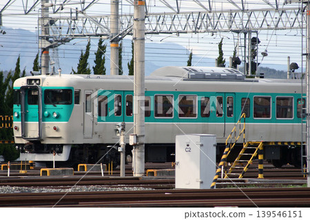 一列塗裝為小濱線的113系列車,目前停放在福知山車輛段。 一列塗裝為小濱線的113系列車,目前停放在福知山車輛段。 139546151