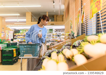 婦女在超市購物 139546629