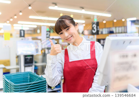 在超級收銀台工作的女人 139546684