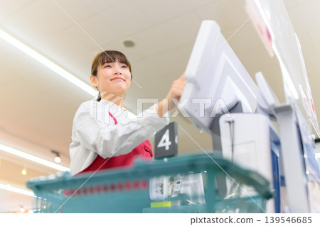 收銀台前的女店員 139546685