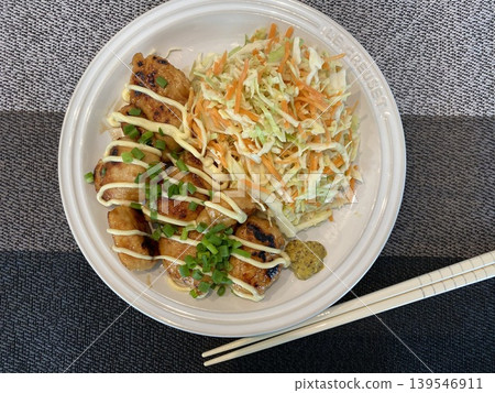 雞肉和涼拌高麗菜拼盤 139546911