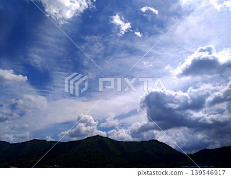 變幻莫測的雲和蔚藍的天空，綿延在群山之上，構成了一幅自然奇觀。 139546917