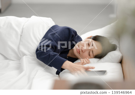 woman sleeping in bed woman sleeping in bed 139546964