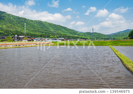 滋賀郡長濱市西淺井町奧琵琶湖的田園風光：充滿水的稻田 139546975