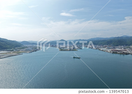 從空中俯瞰廣島縣三原市海灣和港口城市。 從空中俯瞰廣島縣三原市海灣和港口城市。 139547013
