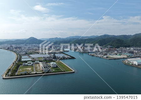 從空中俯瞰廣島縣三原市的港口和沿海工業區。 從空中俯瞰廣島縣三原市的港口和沿海工業區。 139547015