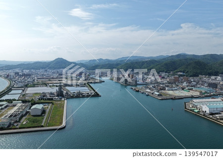 從對角視角拍攝的廣島縣三原市港口和工業區的空拍照片。 從對角視角拍攝的廣島縣三原市港口和工業區的空拍照片。 139547017
