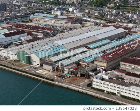 一張空拍照片,顯示了廣島縣三原市沿海工廠和工業區的斜角景象。 一張空拍照片,顯示了廣島縣三原市沿海工廠和工業區的斜角景象。 139547028