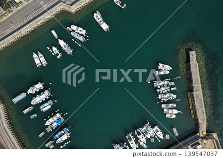 從正上方拍攝的空拍照片,展現了另一艘停泊在廣島縣三原市糸崎漁港的漁船。 從正上方拍攝的空拍照片,展現了另一艘停泊在廣島縣三原市糸崎漁港的漁船。 139547037