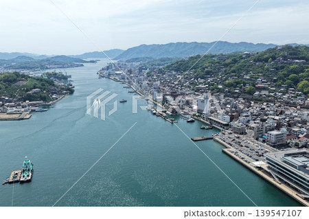 Aerial photograph overlooking the Onomichi Strait in Hiroshima Prefecture, the city of Onomichi, and Mukaijima Island. Aerial photograph overlooking the Onomichi Strait in Hiroshima Prefecture, the city of Onomichi, and Mukaijima Island. 139547107