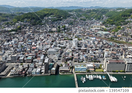 從空中俯瞰廣島縣尾道市和尾道海峽的照片。 從空中俯瞰廣島縣尾道市和尾道海峽的照片。 139547109