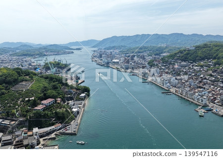 從空中俯瞰廣島縣尾道海峽、尾道市和向島。 從空中俯瞰廣島縣尾道海峽、尾道市和向島。 139547116