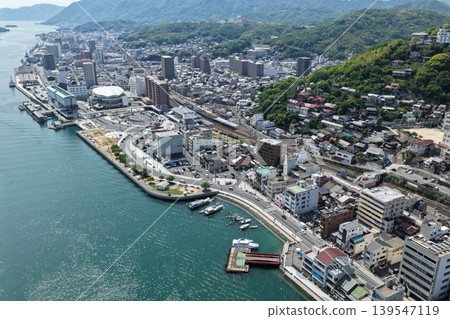 一張從傾斜角度拍攝的空拍照片,顯示了廣島縣尾道市和尾道海峽。 一張從傾斜角度拍攝的空拍照片,顯示了廣島縣尾道市和尾道海峽。 139547119