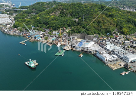 從空中俯瞰廣島縣尾道市的造船廠和尾道海峽。 從空中俯瞰廣島縣尾道市的造船廠和尾道海峽。 139547124