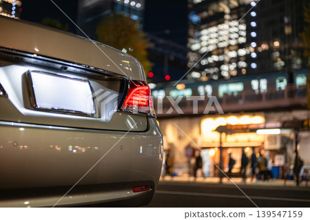 夜間停放在城市裡的汽車 夜間停放在城市裡的汽車 139547159