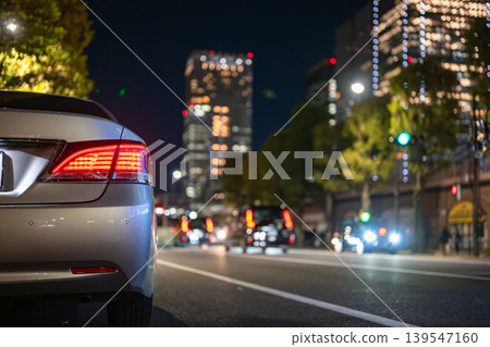 夜間停放在城市裡的汽車 139547160