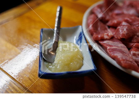 青森縣櫛永町磨碎的大蒜，是烤羊肉的絕佳配料。 139547738