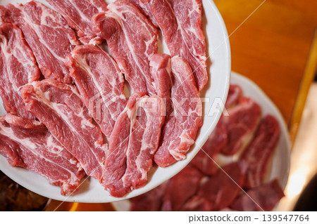 新鮮上色的生羊肩肉 新鮮上色的生羊肩肉 139547764
