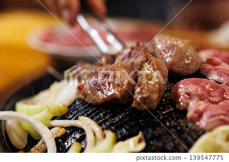 現在開動啦！成吉思汗火鍋裡的生羊肉。 139547775