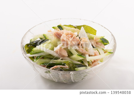 長薯(日本山藥)、黃瓜、裙帶菜和鮪魚沙拉 長薯(日本山藥)、黃瓜、裙帶菜和鮪魚沙拉 139548038