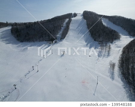 北海道延輕町巖谷滑雪場冬季景色鳥瞰圖。 北海道延輕町巖谷滑雪場冬季景色鳥瞰圖。 139548188