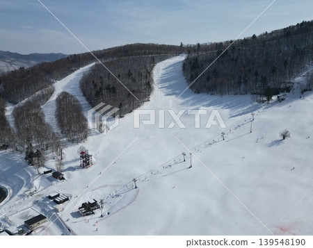 從空中俯瞰北海道延輕町巖谷滑雪場的雪景。 從空中俯瞰北海道延輕町巖谷滑雪場的雪景。 139548190