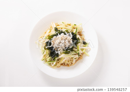 涼麵（配煮銀魚、山藥泥、黃瓜和海帶） 139548257