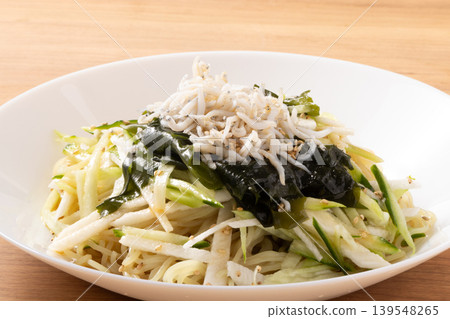 涼麵(配煮銀魚、山藥泥、黃瓜和海帶) 涼麵(配煮銀魚、山藥泥、黃瓜和海帶) 139548265