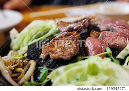 成吉思汗火鍋裡烤生羊肉 成吉思汗火鍋裡烤生羊肉 139548271
