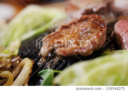 烤羊肉汁在成吉思汗火鍋裡烤製 139548275