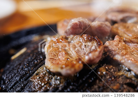 成吉思汗火鍋裡煮生羊肉 成吉思汗火鍋裡煮生羊肉 139548286