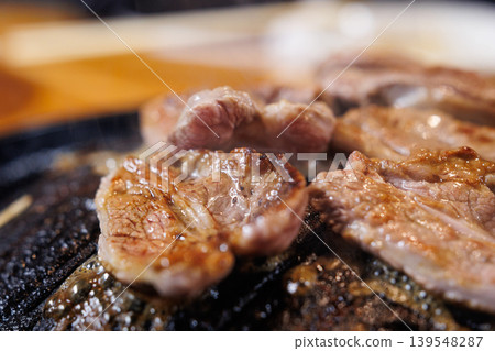 成吉思汗火鍋裡煮生羊肉 成吉思汗火鍋裡煮生羊肉 139548287