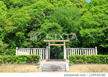 綠意盎然中的皇帝陵墓 綠意盎然中的皇帝陵墓 139548380