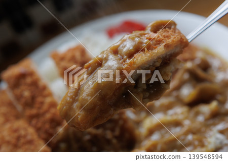用湯匙舀起的雞排咖哩 139548594