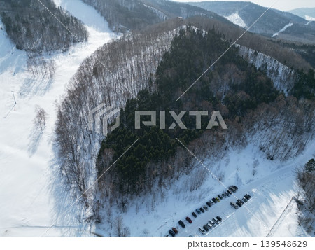 從空中俯瞰北海道延輕町巖谷滑雪場附近的雪景。 139548629