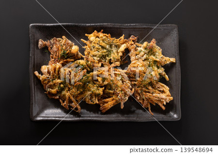 Enoki mushroom karaage (deep-fried) with seaweed and salt Enoki mushroom karaage (deep-fried) with seaweed and salt 139548694