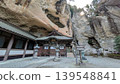 大谷觀音殿和巍峨的岩石山。 139548841