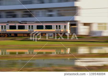 一列火車行駛在稻田附近 139548894