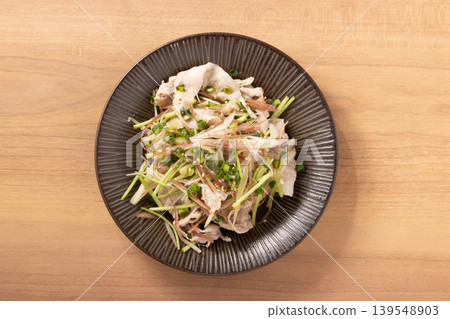 豬肉涮涮鍋沙拉(佐日式薑和三葉沙拉) 豬肉涮涮鍋沙拉(佐日式薑和三葉沙拉) 139548903