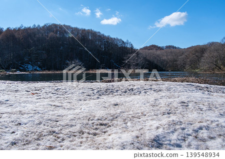 水邊的積雪 水邊的積雪 139548934