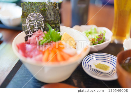sashimi mixed fresh set japanese food with rice bowl. Salmon, Tuna fish, seafood and wasabi in restaurant. Kamakura Food with Buddha face is famous in Kangawa prefecture, Japan 139549008
